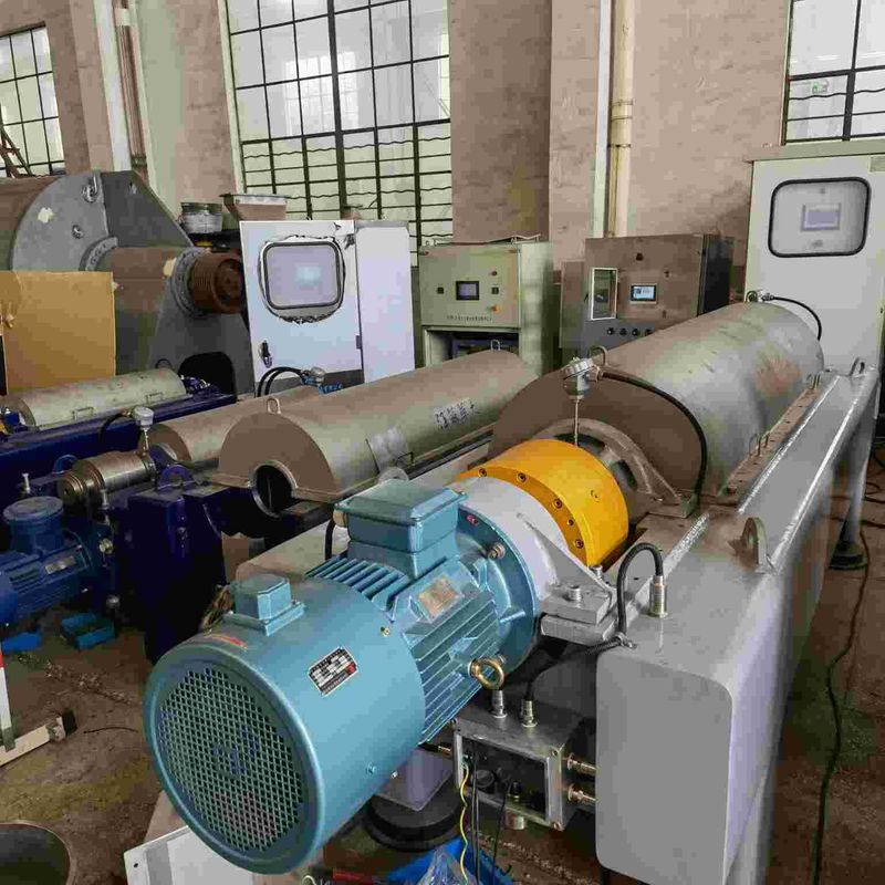 Centrifugador duplo de limpeza do filtro do aço 2205 da fase da separação líquida contínua do esclarecimento do alcatrão do rolo de LW 110kw